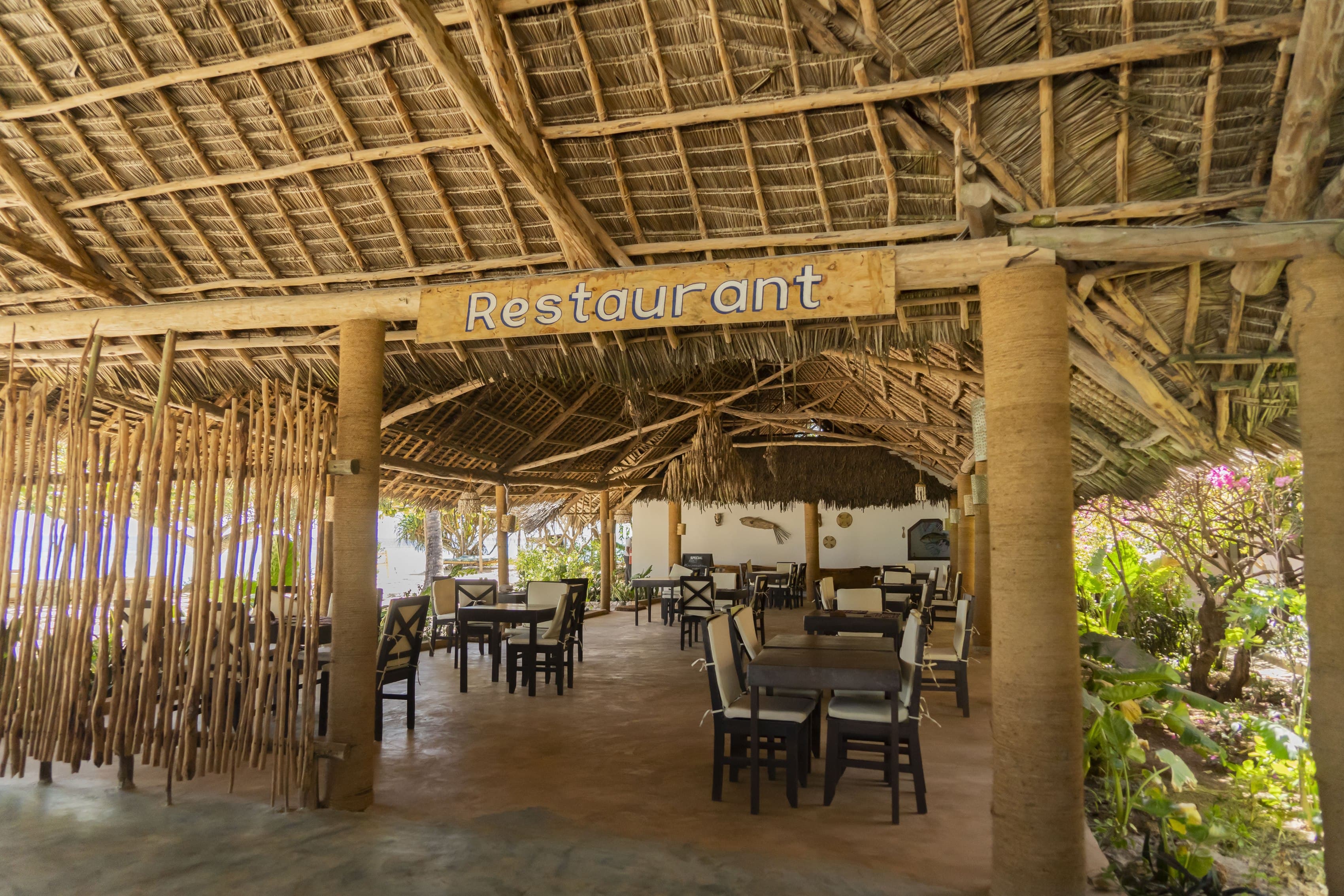 Guest dining at Veridiana Hotel's restaurant