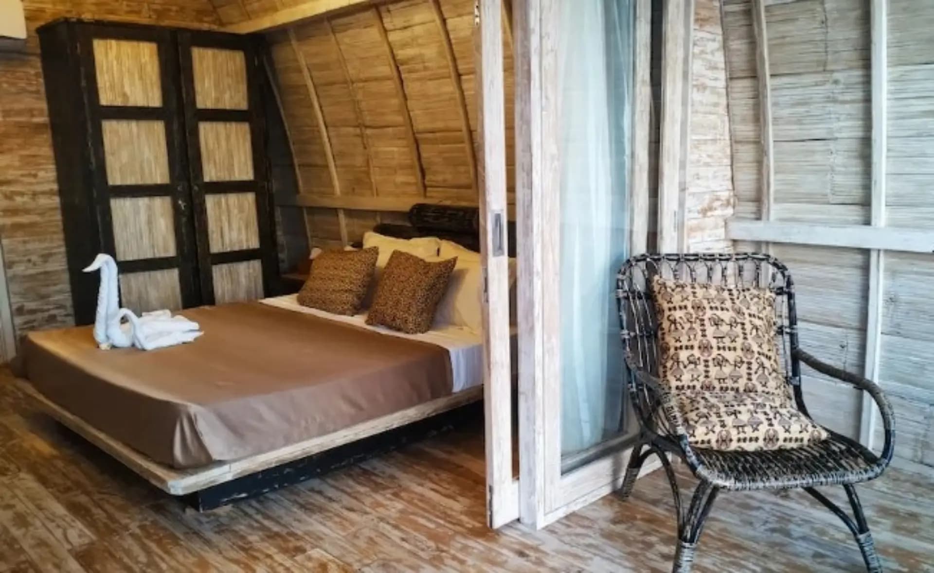 Bed and ocean view in a Bungalow Ocean View room at Veridiana Hotel