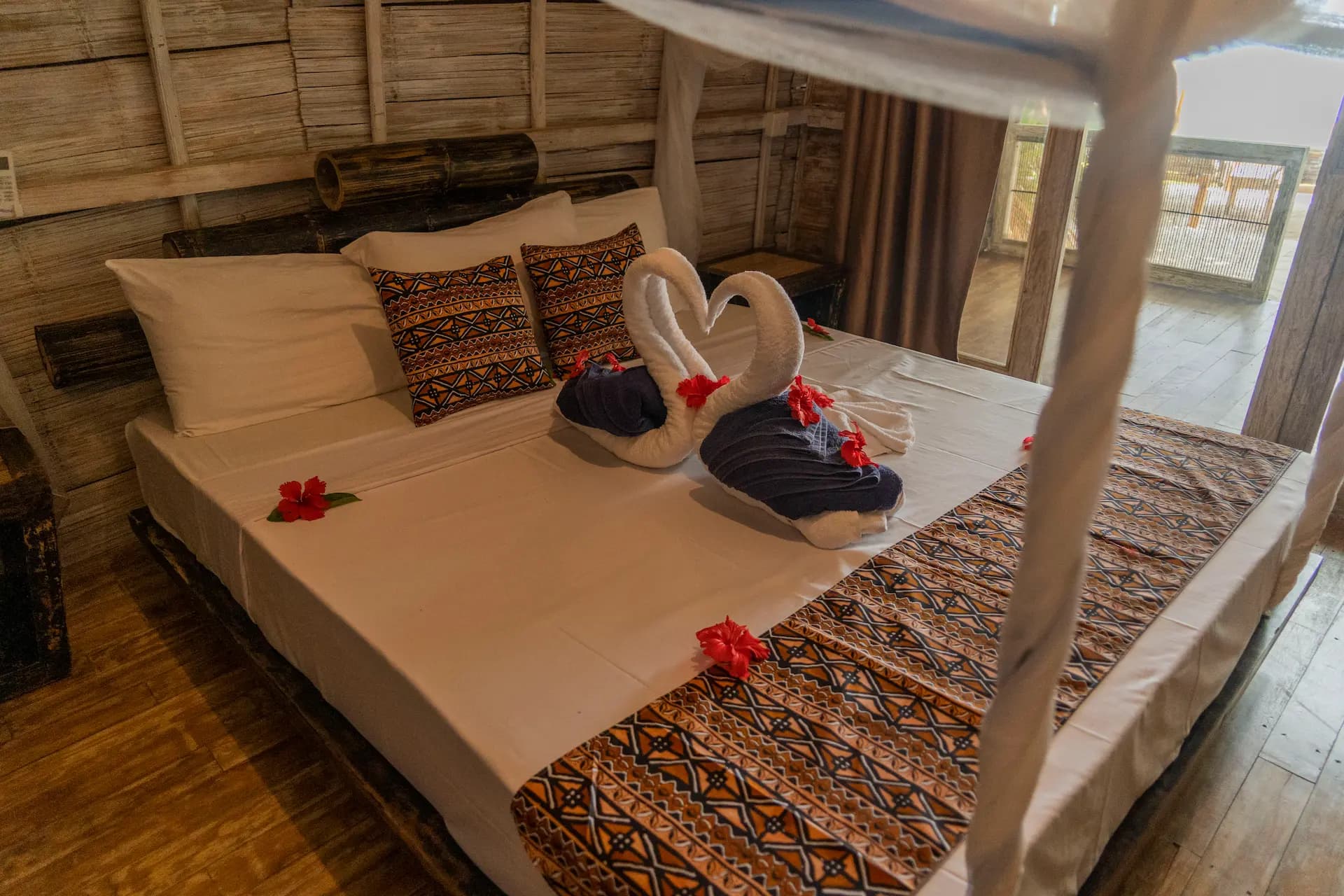 Bed and ocean view in a Bungalow Ocean View room at Veridiana Hotel