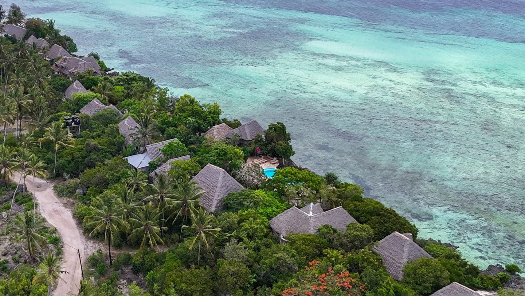 Aerial layout of Veridiana Hotel and its pool